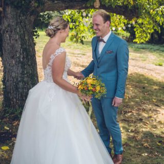 Es gibt auf einer Hochzeit ja viele tolle Momente die es Wert sind für die Ewigkeit festgehalten zu werden!
Mit einer dieser magischen Momente ist der "first Look".
In den lezten Jahtren hat dieses Ritual vor der Hochzeit einen immeer größeren Stellenwert erhalten. War es vor Jahren für die meisten Bräute undenkbar ihr Brautkleid vor der Hochzeit ihrem Bräutigam zu zeigen, so wird es von Jahr zu Jahr immer selbstverständlicher diesen tollen Augenblick mit ihrem Liebsten zu teilen. Ich finde ein Schritt in die richtige Richtung, denn so kann auch der Bräutigam seinen Gefühlen Worte verleihen und seiner Braut sagen wie toll sie ausschaut!
Was sagt ihr dazu....
Kein Brtautkleid sehen vor dem Gang zum Altar ... oder doch???

#hochzeitsfotos 
#hochzeitskleid 
#hochzeit 
#hochzeitsfotografie 
#hochzeitsfotografnrw 
#nrwhochzeitsfotograf 
#hochzeitsdeko 
#brautkleid 
#bräutigam 
#brautpaarshooting 
#brautpaar 
#hochzeitsfotografdortmund 
#hochzeitsfotografmünster 
#hochzeitsrituale 
#hochzeitsfotografhamm 
#hochzeitsfotograflippstadt 
#hochzeitsfotografsoest 
#hochzeitsfotografahlen 
#hochzeitsfotografbeckum 
#hochzeitsfotografgütersloh 
#wedding 
#weddingphotographer 
#weddinginspiration
