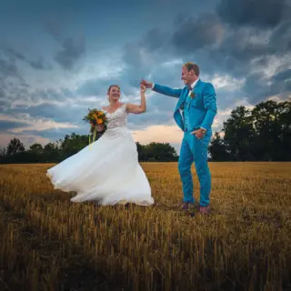 Ich liebe die blaue Stunde. Und wenn mein Brautpaar möchte, dann nutzen wir auch diese 20 Minuten, kurz vor der Dämmerung, um tolle Fotos zu machen. Ich freue mich auf eure Anfragen für 2024! 
🥰🥰🥰
#hochzeitsinspirationen 
#Hochzeitsreportage 
#hochzeitsbilder 
#hochzeitsfotos 
#heiraten
#hochzeitfeiern 
#hochzeitsfotografnrw
#hochzeitsfotografgütersloh 
#hochzeitsfotografbochum 
#hochzeitsfotografie 
#hochzeitsfotografiserlohn 
#hochzeitsfotografmünster
#hochzeitsfotografahlen 
#hochzeitsfotografahaus 
#hochzeitsfotografrheda 
#sonyalpha7iv 
#sigmaart 
#20mm